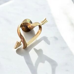 Vintage Avon Gold‑Tone Cupid Heart & Arrow Pin – Romantic Valentine Brooch